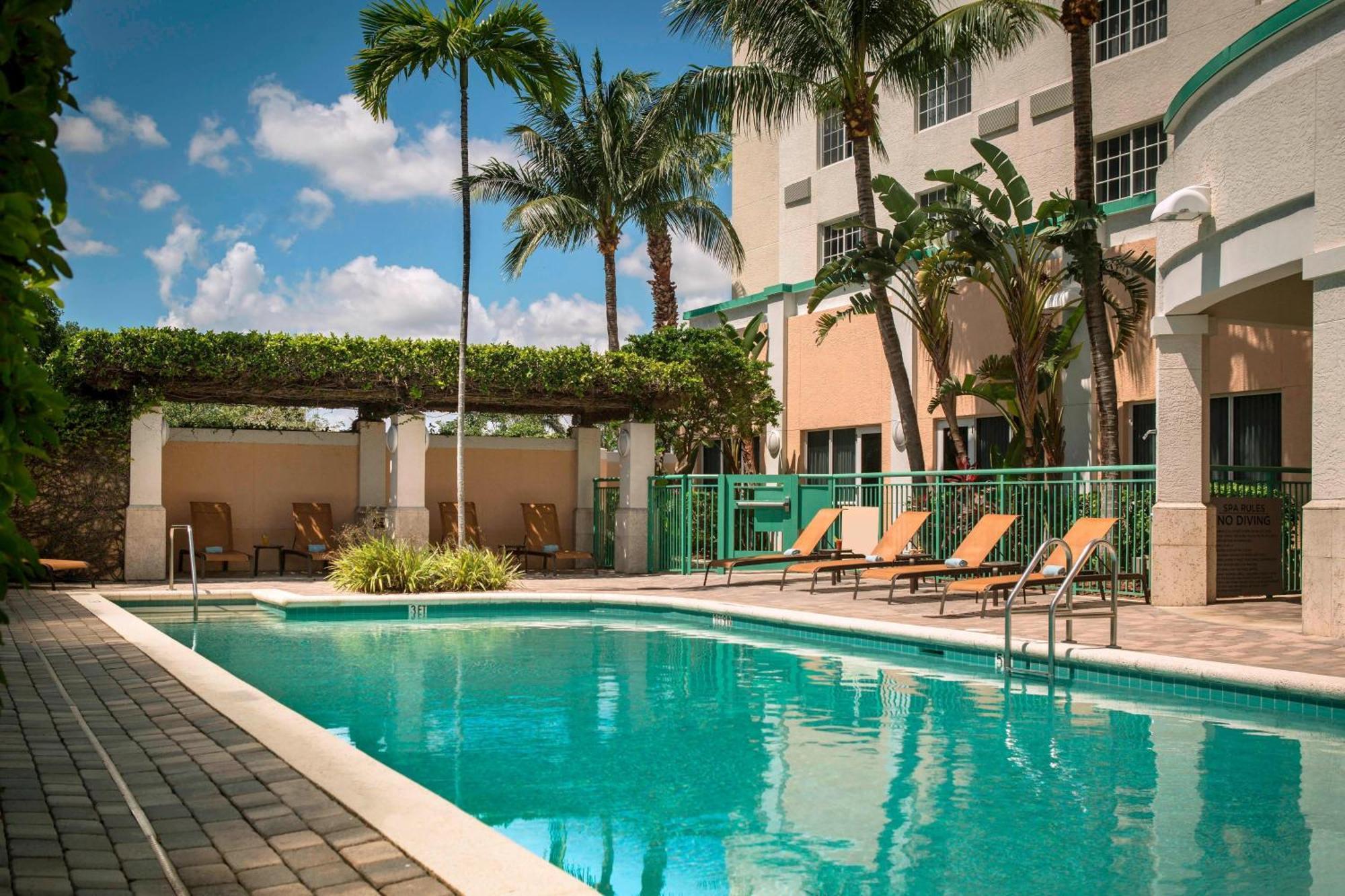 Courtyard By Marriott Fort Lauderdale Airport & Cruise Port Hotel Dania Beach Exterior photo