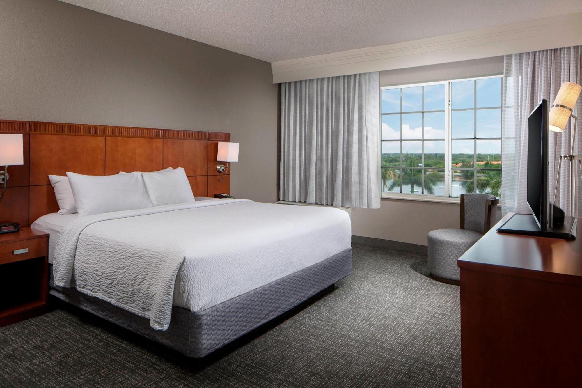 Courtyard By Marriott Fort Lauderdale Airport & Cruise Port Hotel Dania Beach Exterior photo