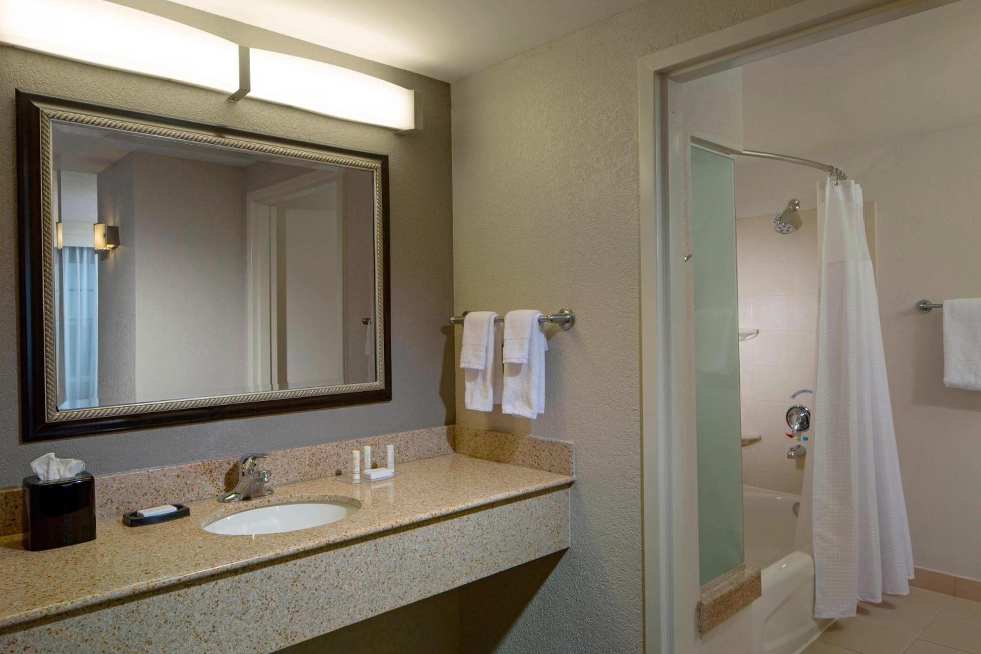 Courtyard By Marriott Fort Lauderdale Airport & Cruise Port Dania Beach Exterior photo