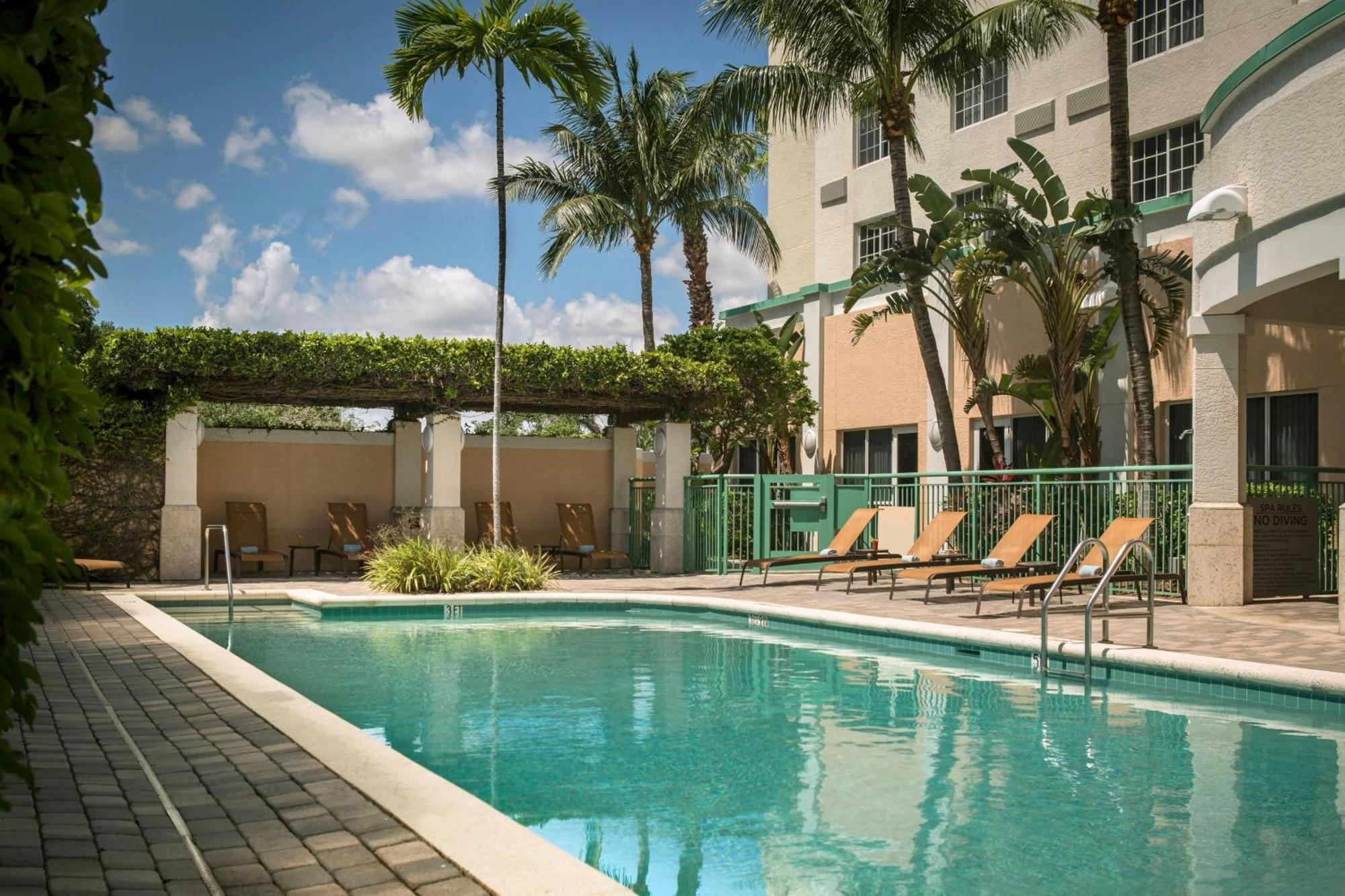 Courtyard By Marriott Fort Lauderdale Airport & Cruise Port Dania Beach Exterior photo