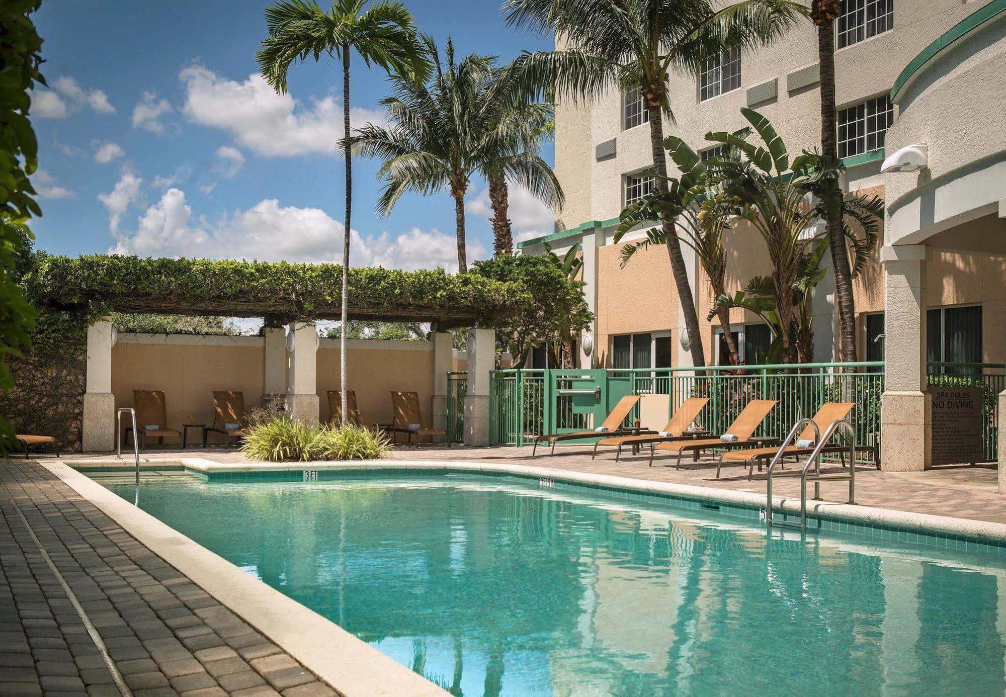 Courtyard By Marriott Fort Lauderdale Airport & Cruise Port Dania Beach Exterior photo